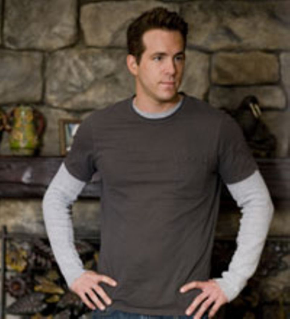 Andrew (Ryan Reynolds) lässt sich auf die Scheinehe mit Margaret ein Andrew (Ryan Reynolds) lässt sich auf die Scheinehe mit Margaret ein