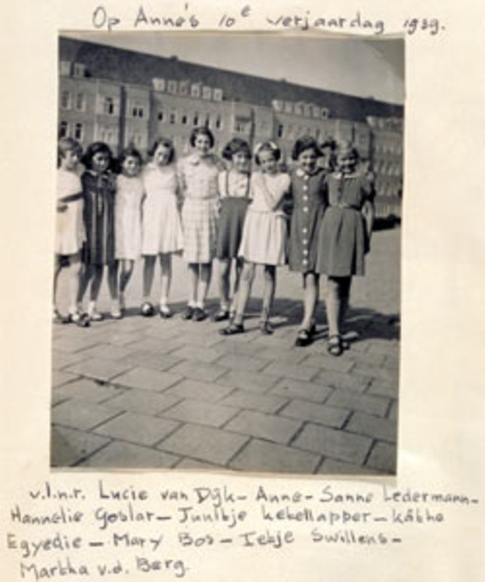 Anne Frank an ihrem 10. Geburtstag 1939 in Amsterdam (2. v. l.)