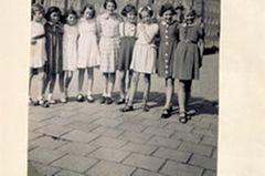 Anne Frank an ihrem 10. Geburtstag 1939 in Amsterdam (2. v. l.) Anne Frank an ihrem 10. Geburtstag 1939 in Amsterdam (2. v. l.)
