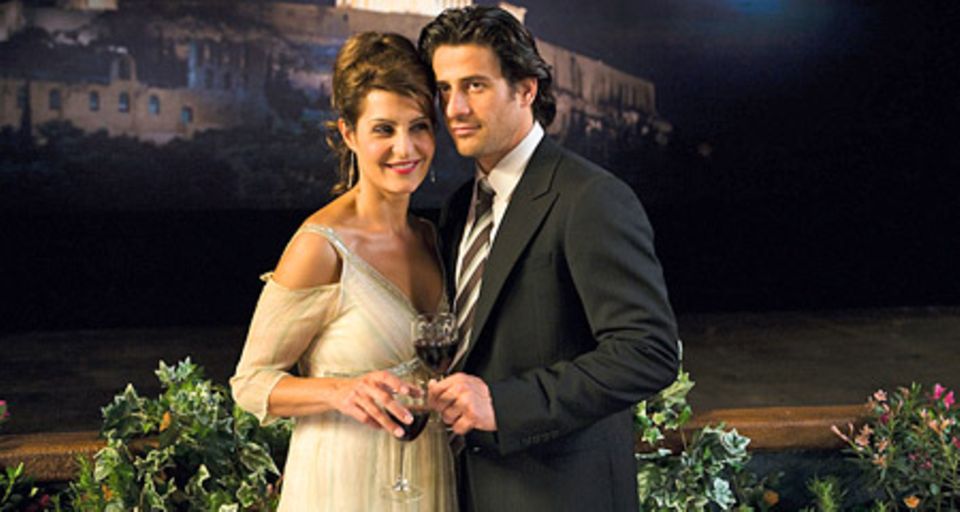 Georgia (Nia Vardalos) und Busfahrer Procopi (Alexis Georgoulis) Georgia (Nia Vardalos) und Busfahrer Procopi (Alexis Georgoulis)