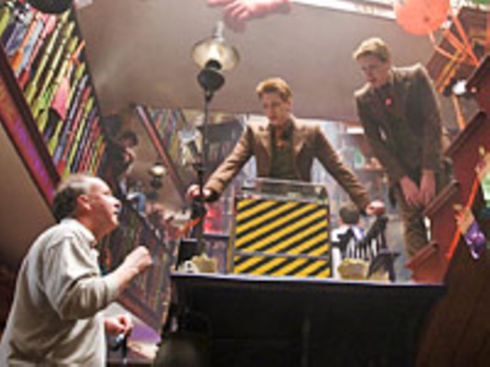 Regisseur David Yates gibt Oliver Phelps und James Phelps Regieanweisungen Regisseur David Yates gibt Oliver Phelps und James Phelps Regieanweisungen