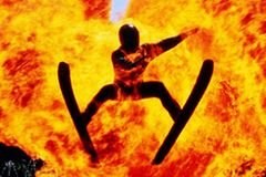 Der Feuersprung bei der Wasserski-Show ist ein atemraubendes Erlebnis Der Feuersprung bei der Wasserski-Show ist ein atemraubendes Erlebnis