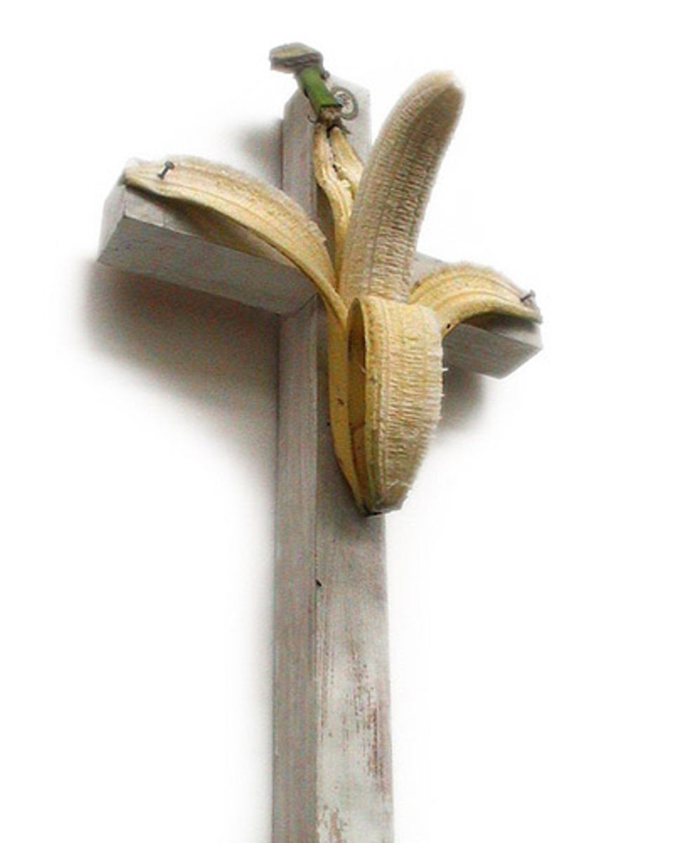 "Banane am Kreuz", Bananenschale/Holzkreuz. ca. 50 x 27 cm