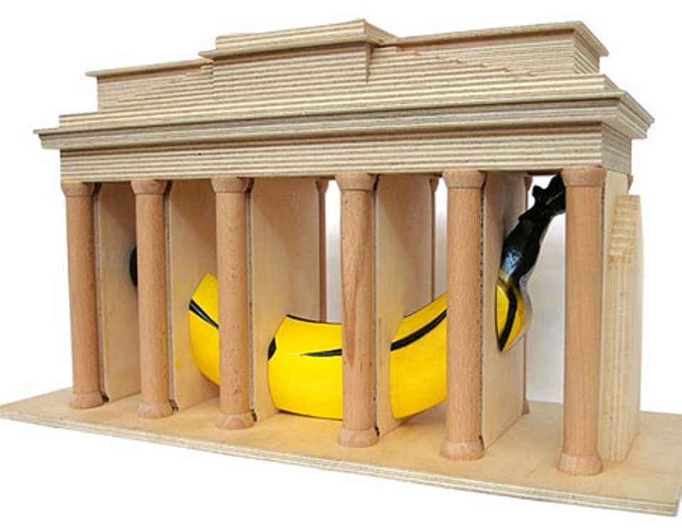 Thomas Baumgärtel: "Banane im Brandenburger Tor", Projekt für Berlin, maßstabsgetreues Modell Thomas Baumgärtel: "Banane im Brandenburger Tor", Projekt für Berlin, maßstabsgetreues Modell