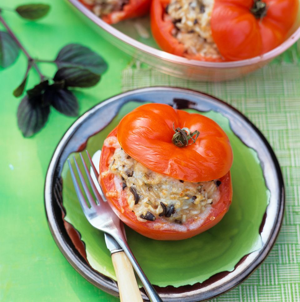 Gefüllte Tomaten mit Oliven-Risotto-Füllung