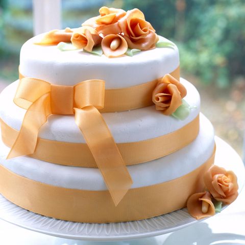 Hochzeitstorte selber backen: Torte mit Fondant-Blüten und -Schleifen