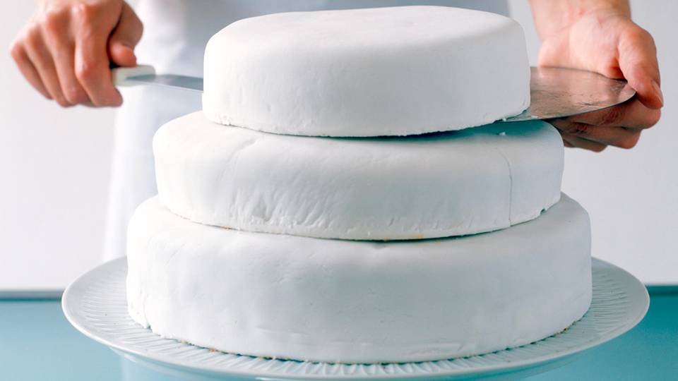 Hochzeitstorte selber backen: Kuchen stapeln