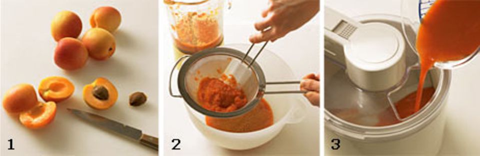 So wird das Sorbet gemacht: 1. Die Aprikosen halbieren und entkernen. 2. Das Püree von Aprikosen und roten Paprika durchs Sieb passieren. 3. In die Eismaschine füllen.