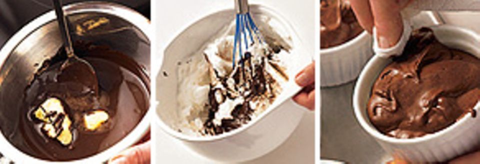 Soufflé - so gelingt's! 1. Die Schoklade schmelzen, die weiche Butter darin auflösen. 2. Eischnee unter die Schokoladenmasse heben. 3. Förmchen sorgfältig sauber wischen.