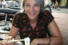 Allein in den Urlaub: Bianca genießt das vietnamesische Nationalgericht: Nudelsuppe Bianca genießt das vietnamesische Nationalgericht: Nudelsuppe