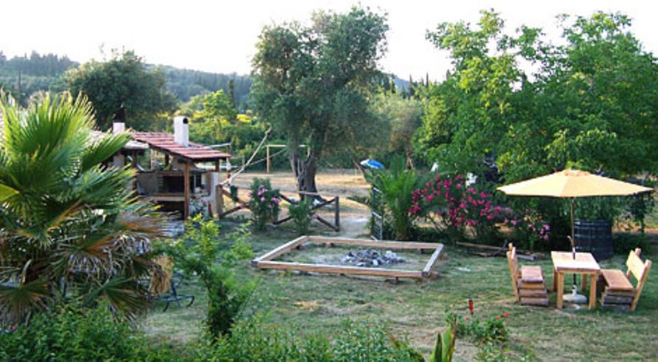 Feuerstelle, Grillhäuschen, Schattenplätze, Bolzplatz, Hängematten: Im Honigtal gibt es alles, was kleine und große Urlauberherzen lieben Feuerstelle, Grillhäuschen, Schattenplätze, Bolzplatz, Hängematten: Im Honigtal gibt es alles, was kleine und große Urlauberherzen lieben