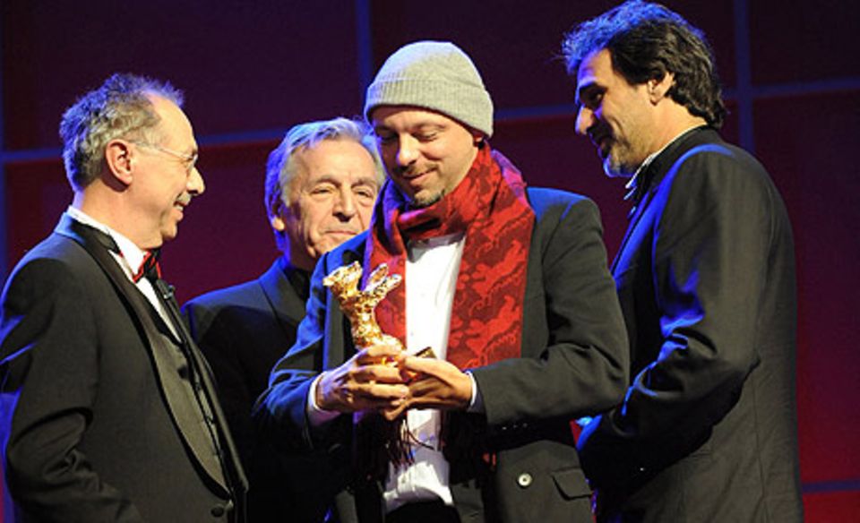 Regisseur José Padilha (M.) mit Festivalleiter Dieter Kosslick (l.), Jury-Präsident Constantin Costa-Gavras und Produzent Marcos Prado (r.)