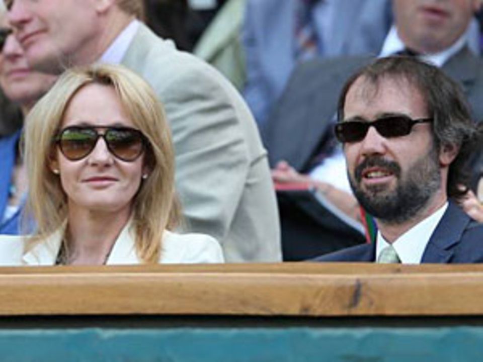 J.K. Rowling und ihre Ehemann Neil Murray bei den Olympischen Spielen 2012 in London. J.K. Rowling und ihre Ehemann Neil Murray bei den Olympischen Spielen 2012 in London.