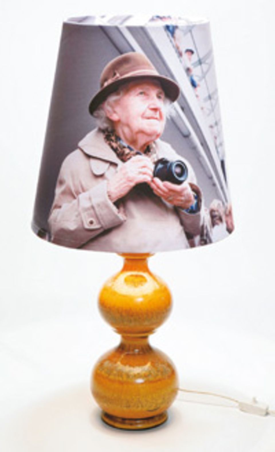 Lampe Größere Copyshops können fast jede Art von Textil bedrucken und bieten auch Fahnenstoffe wie diesen an. Damit haben wir den Lampenschirm "Fantsa" von Ikea (ca. 10 Euro) bespannt Lampe Größere Copyshops können fast jede Art von Textil bedrucken und bieten auch Fahnenstoffe wie diesen an. Damit haben wir den Lampenschirm "Fantsa" von Ikea (ca. 10 Euro) bespannt