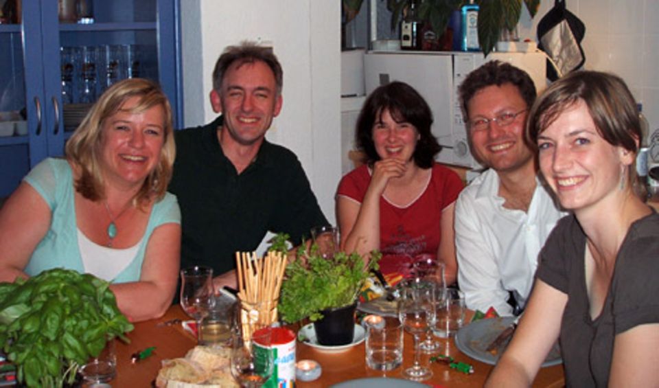 Es hat geschmeckt: Autorin Julia (rechts) mit neuen Jumping-Dinner-Bekannten