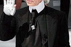 Stilecht mit Sonnenbrille, Mozartzopf und "silbernem Handschmuck". Stilecht mit Sonnenbrille, Mozartzopf und "silbernem Handschmuck".