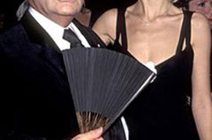 Der Modezar vor seiner Radikaldiät mit einer strahlend schönen Claudia Schiffer. Der Modezar vor seiner Radikaldiät mit einer strahlend schönen Claudia Schiffer.