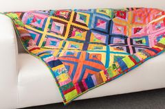 Sofabezug selber nähen Patchwork-Bezug auf weißem Sofa