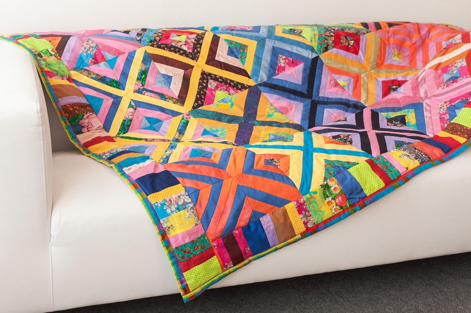 Sofabezug selber nähen Patchwork-Bezug auf weißem Sofa