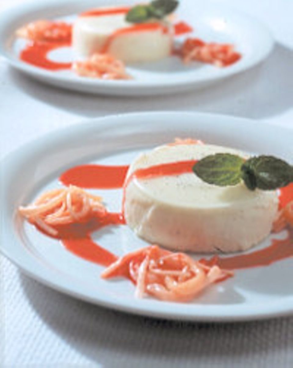 Panna cotta mit pochiertem Rhabarber und Erdbeerjus Panna cotta mit pochiertem Rhabarber und Erdbeerjus