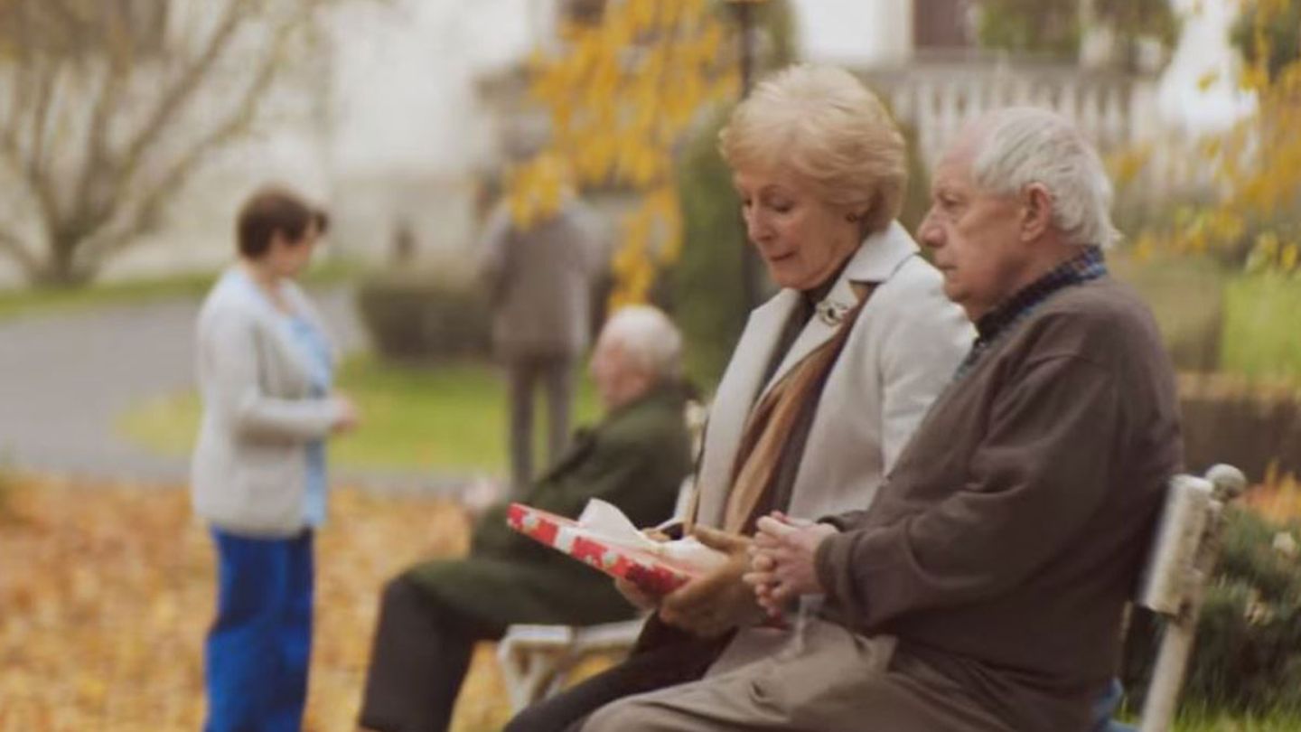 Gänsehaut-Video: Diese alte Dame macht ihrem dementen Mann ein ganz