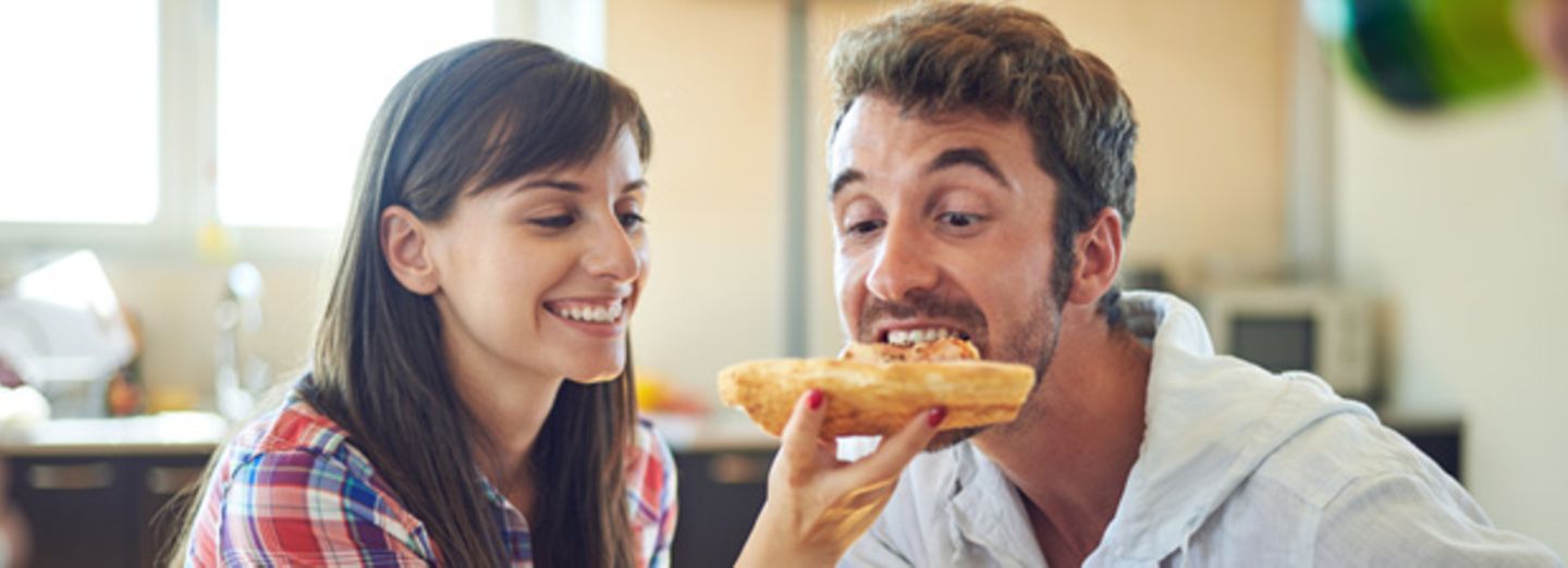 Männer essen in Anwesenheit von Frauen mehr Pizza