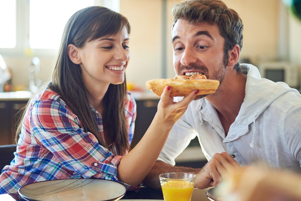 Männer essen in Anwesenheit von Frauen mehr Pizza