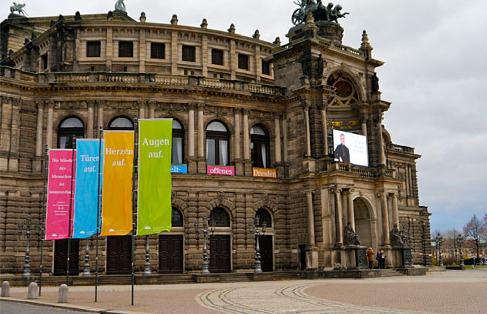Die Kulturinstitutionen Dresdens haben sich zur "Initiative weltoffenes Dresden" zusammengeschlossen. Auch die Semperoper bekennt Farbe. Bei den Pegida-Demos auf dem Theaterplatz bleiben alle Lichter aus.