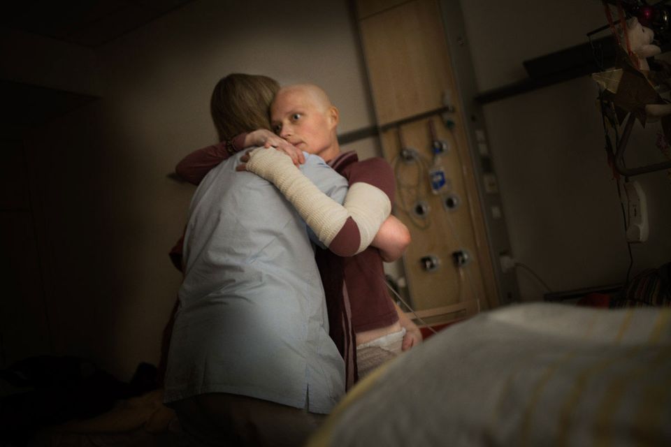 In liebevollen Händen: Auch die Ärzte, Schwestern und Pfleger der Palliativstation kümmern sich rührend um die todkranke Dana.