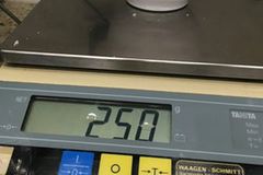 Dem Lidl-Klon fehlt die eingebaute Waage - immer wieder müssen wir zu Schüsselchen und einer separaten Küchenwaage greifen. Dem Lidl-Klon fehlt die eingebaute Waage - immer wieder müssen wir zu Schüsselchen und einer separaten Küchenwaage greifen.