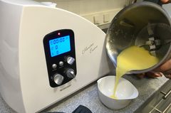 Die fertige Zitronen-Hollandaise: Ziemlich flüssig, geschmacklich aber gut! Die fertige Zitronen-Hollandaise: Ziemlich flüssig, geschmacklich aber gut!
