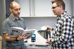 Männer in der Küche: Die Brigitte.de-Redakteure Henning Hönicke und Florian Meyer haben den Lidl-Thermomix getestet. Männer in der Küche: Die Brigitte.de-Redakteure Henning Hönicke und Florian Meyer haben den Lidl-Thermomix getestet.
