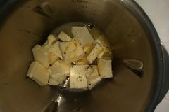 Aus diesen Zutaten soll einmal eine Sauce Hollandaise werden. Aus diesen Zutaten soll einmal eine Sauce Hollandaise werden.