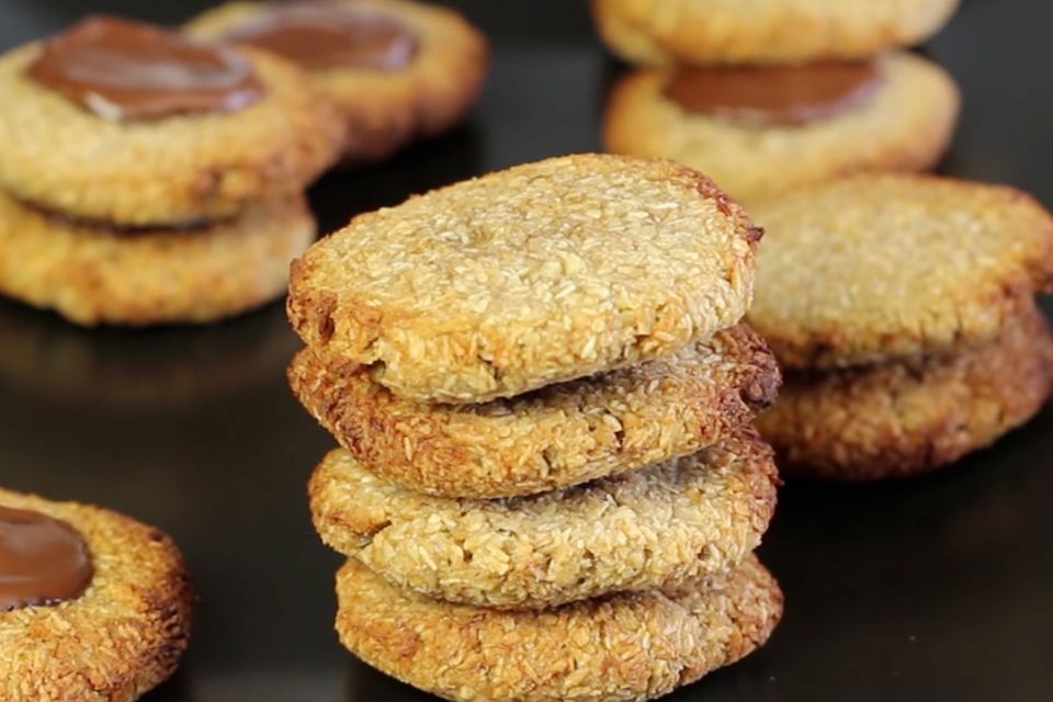 Der YouTuber "Esslust" steht für "schnelle, originelle, süße und herzhafte, hin und wieder auch vegetarische oder schlank machende" Rezepte. Seine glutenfreien Cookies mit nur zwei Zutaten gehören zu seinen besten Kreationen. Zum Rezept: Glutenfreie Cookies mit nur zwei Zutaten Der YouTuber "Esslust" steht für "schnelle, originelle, süße und herzhafte, hin und wieder auch vegetarische oder schlank machende" Rezepte. Seine glutenfreien Cookies mit nur zwei Zutaten gehören zu seinen besten Kreationen. Zum Rezept: Glutenfreie Cookies mit nur zwei Zutaten