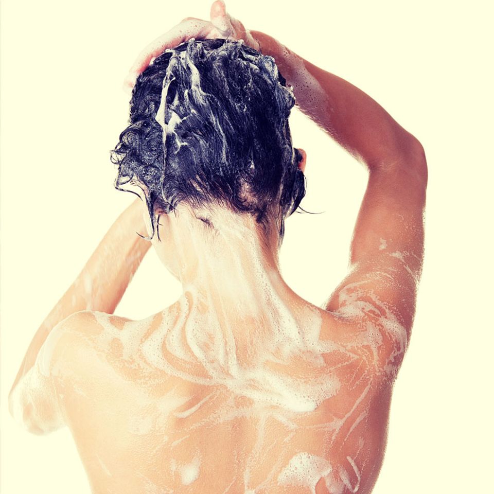 Dieser Dusch-Fehler lässt deine Haut altern