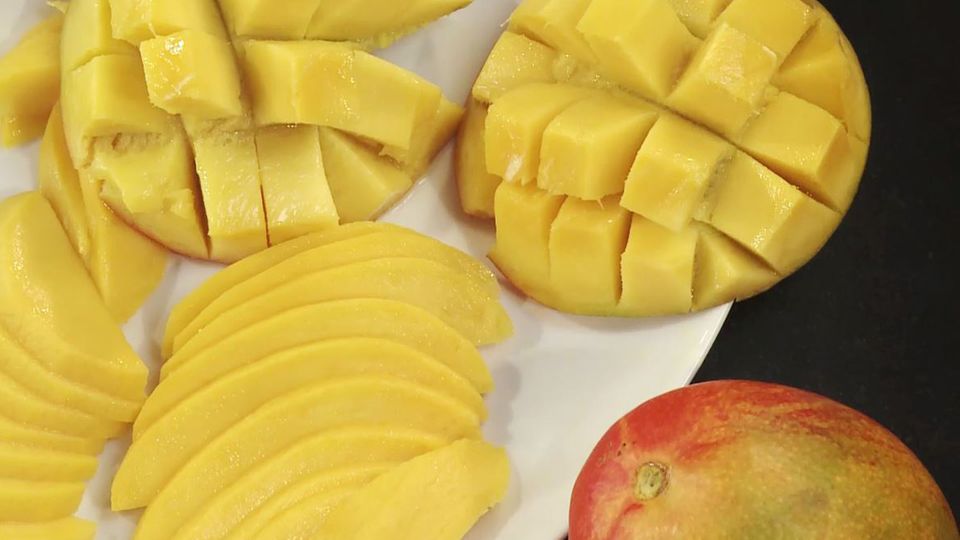So leicht schälst du eine Mango innerhalb von Sekunden!