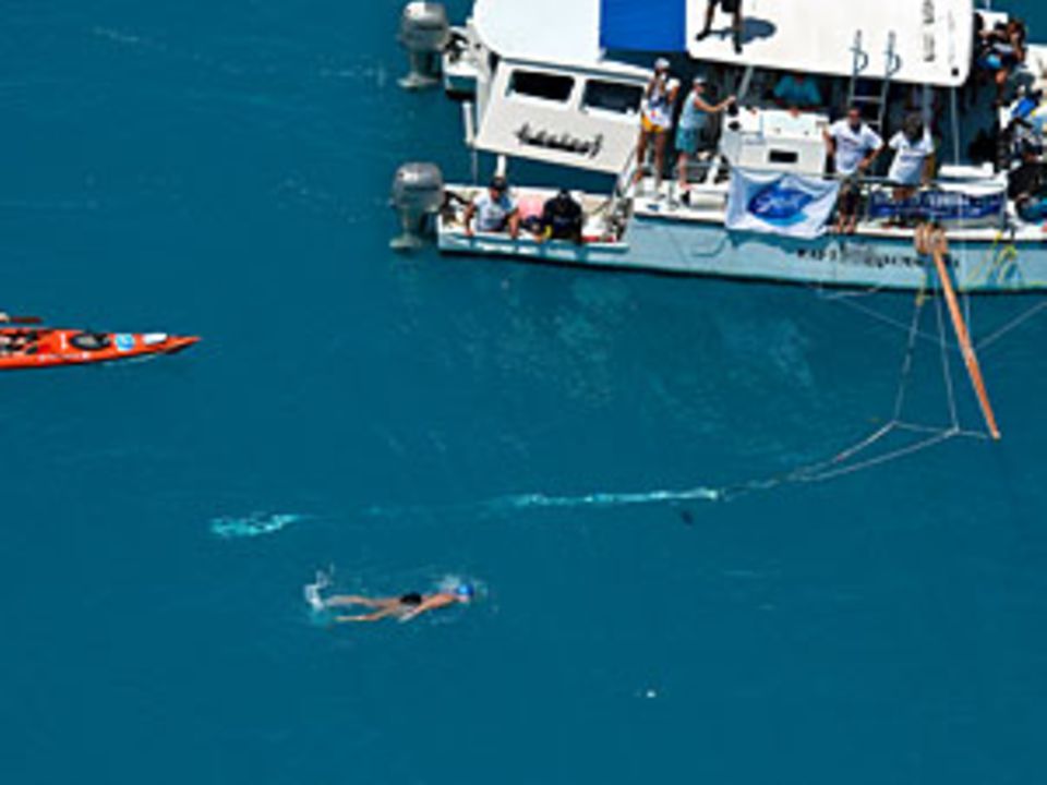 Immer dabei: Das Begleitboot mit Ärzten und Tauchern, die Diana Nyad mit Nahrungsmitteln versorgten und das Wasser nach Haien absuchten.