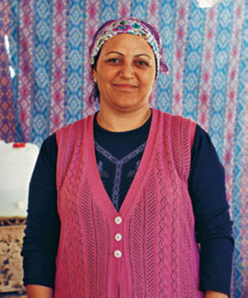 Türkei: Gastlichkeit: Emine serviert Tee, Mokka und Säfte im "Tal der Liebe". Wenn gerade mal nichts los ist, strickt oder raucht sie.