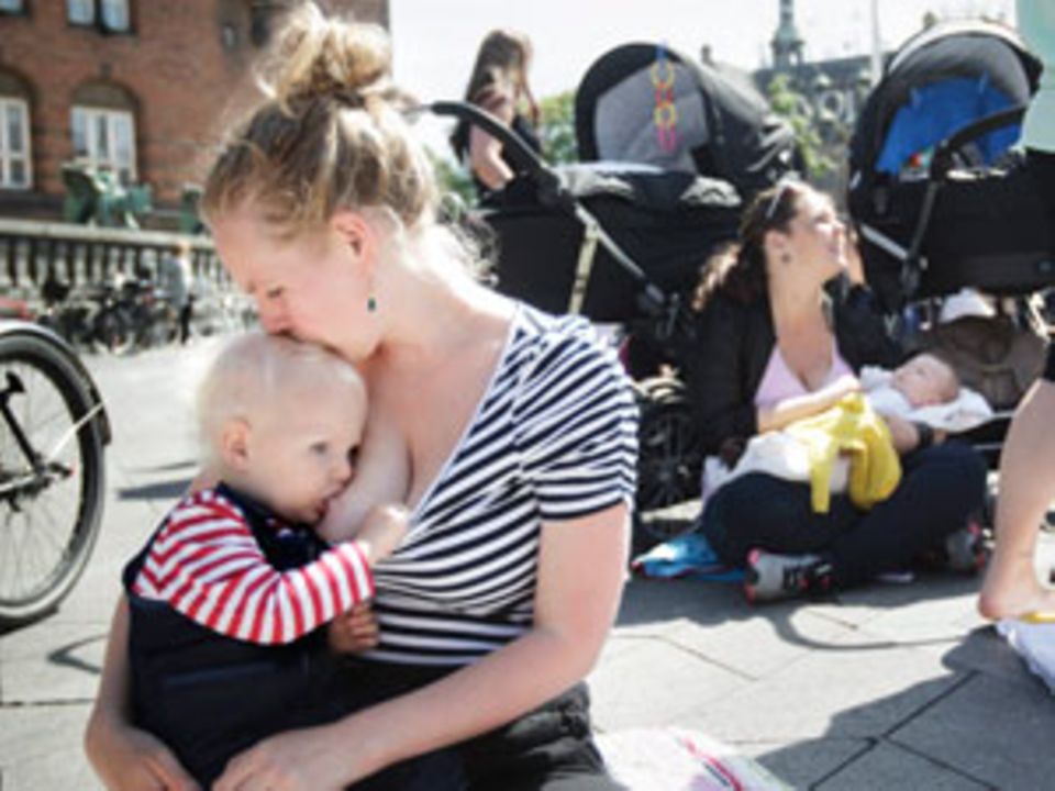 Stillender Protest: Hunderte Frauen kamen letzte Woche in Kopenhagen zusammen, um für mehr Toleranz für stillende Mütter zu demonstrieren