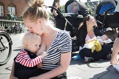 Stillender Protest: Hunderte Frauen kamen letzte Woche in Kopenhagen zusammen, um für mehr Toleranz für stillende Mütter zu demonstrieren Stillender Protest: Hunderte Frauen kamen letzte Woche in Kopenhagen zusammen, um für mehr Toleranz für stillende Mütter zu demonstrieren