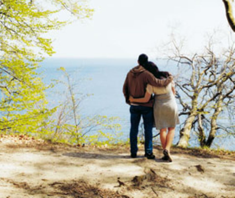 Vom Kreidefelsen, Wahrzeichen der Insel Rügen (und der Romantik), fällt der Blick ins weite Blau Vom Kreidefelsen, Wahrzeichen der Insel Rügen (und der Romantik), fällt der Blick ins weite Blau