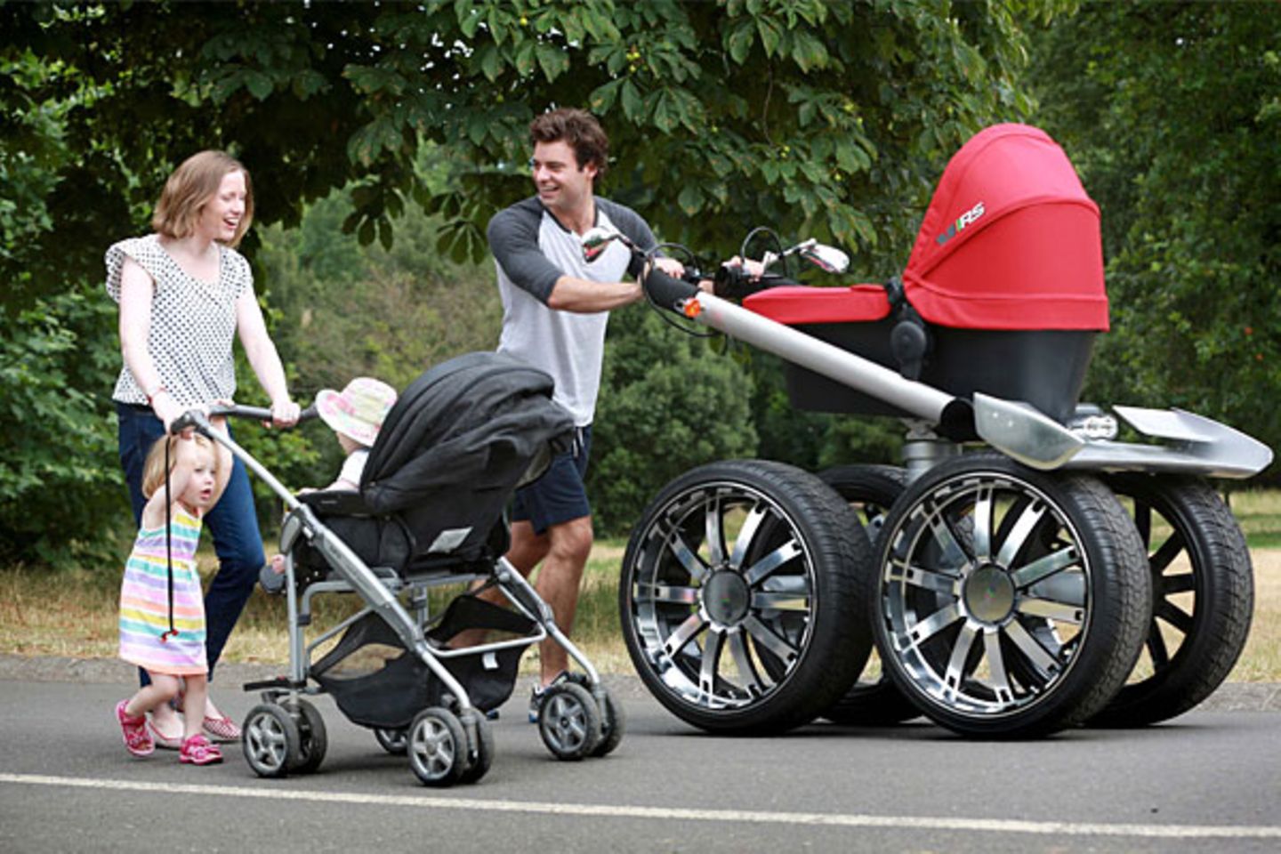 Какую коляску купить для ребенка. Коляска Skoda RS man-Pram. Коляска . Skoda VRS Mega man-Pram. Коляска Baby Pram. Ребенок в коляске.