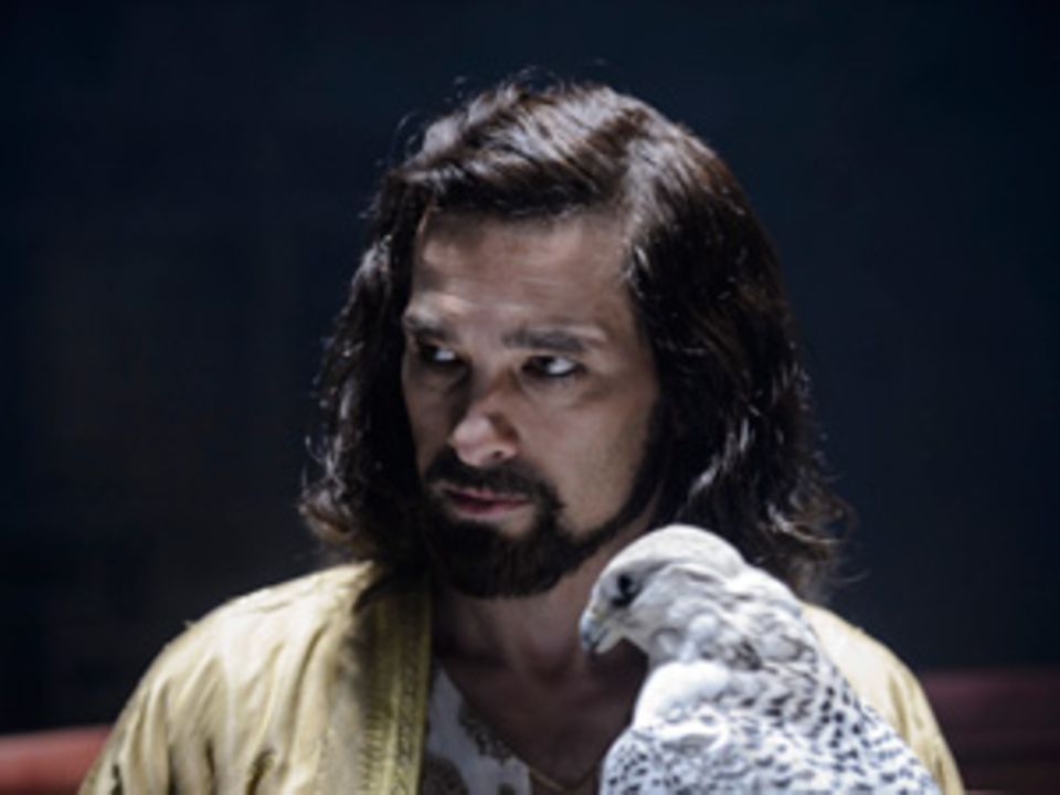Olivier Martinez spielt in der Verfilmung von "Der Medicus" den Schaar. Seine Abenteurer-Mähne bändigte die Maskenbildnerin mit duftendem Honighaarwachs. Olivier Martinez spielt in der Verfilmung von "Der Medicus" den Schaar. Seine AbenteurerMähne bändigte die Maskenbildnerin mit duftendem Honighaarwachs.