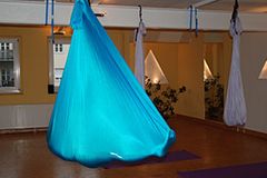 Taugt auch als Bettersatz: Nicole entspannt im Lycra-Tuch nach ihrer Flying-Pilates-Premiere. Taugt auch als Bettersatz: Redakteurin Nicole entspannt im Lycra-Tuch