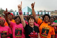 Am Tag von "One Billion Rising" war Eve Ensler (im schwarzen T-Shirt) im Kongo, wo sie mit der "City of Joy" ein Hilfs- und Therapieprojekt für vergewaltigte Frauen aufgebaut hat. Am Tag von "One Billion Rising" war Eve Ensler (im schwarzen T-Shirt) im Kongo, wo sie mit der "City of Joy" ein Hilfs- und Therapieprojekt für vergewaltigte Frauen aufgebaut hat.