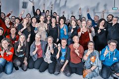 Eve Ensler mit deutschen One Billion Rising-Aktivisten und Aktivistinnen Mitte November in Berlin. Eve Ensler mit deutschen One Billion Rising-Aktivisten und Aktivistinnen Mitte November in Berlin.