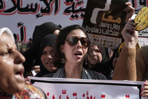 Als die Diktatoren in Tunesien, Ägypten und Libyen gestürzt wurden, kämpften auch viele Frauen für Demokratie - und Frauenrechte