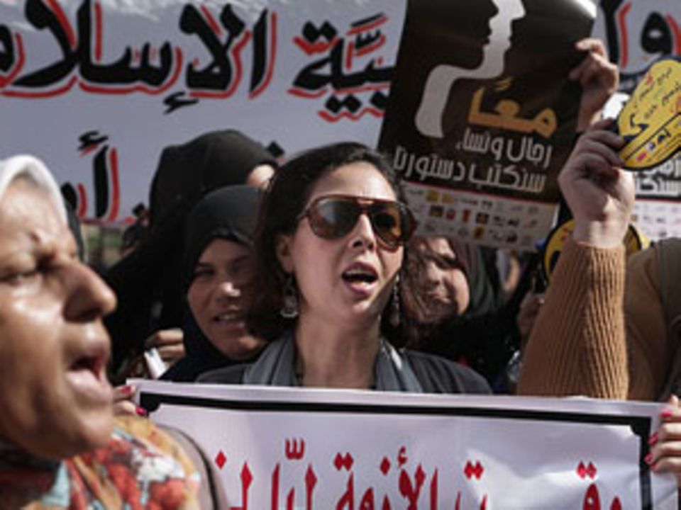 Als die Diktatoren in Tunesien, Ägypten und Libyen gestürzt wurden, kämpften auch viele Frauen für Demokratie - und Frauenrechte