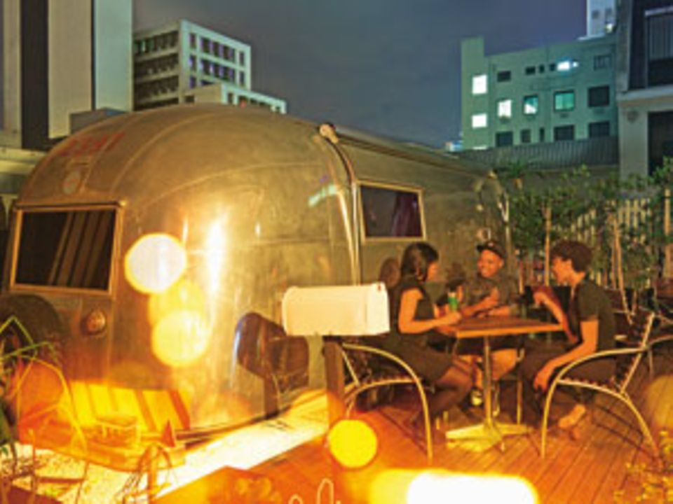 Party-Camping: Feiern und dann im Wohnwagen übernachten - auf der Dachterrasse des "Grand Daddy"