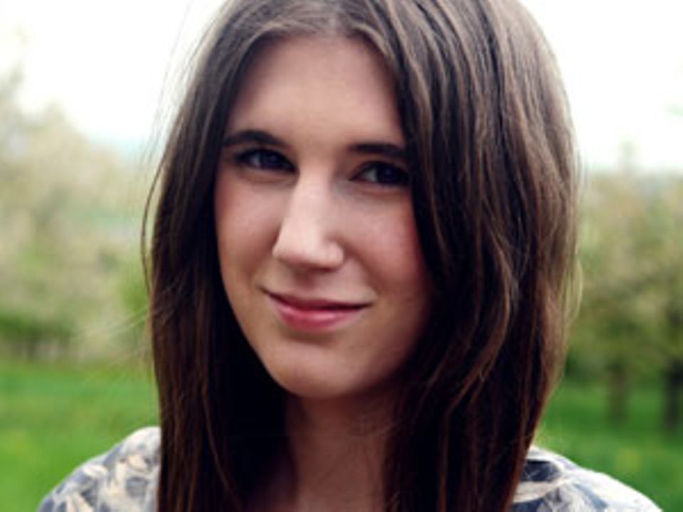 Larissa McMahon, 24, ist seit drei Monaten verheiratet und lebt in einer kleinen Wohnung in Hessen. Sie verbringt ihre Freizeit am liebsten mit Fotografieren, Backen und Do-it-yourself-Projekten. Darüber schreibt sie auch auf ihrem Blog: Lary Tales. Als sie 13 war, hat sie sich zum Konfirmationsunterricht angemeldet. Dass sich dadurch ihr ganzes Leben ändern würde, hätte sie damals nicht gedacht. Was sie gerne mal machen würde? Mit ihrem Mann und dem Rucksack zu Fuß durch die Wälder von Nordamerika streifen und dabei ganz viele Abenteuer erleben. Larissa McMahon, 24, ist seit drei Monaten verheiratet und lebt in einer kleinen Wohnung in Hessen. Sie verbringt ihre Freizeit am liebsten mit Fotografieren, Backen und Do-it-yourself-Projekten. Darüber schreibt sie auch auf ihrem Blog: Lary Tales. Als sie 13 war, hat sie sich zum Konfirmationsunterricht angemeldet. Dass sich dadurch ihr ganzes Leben ändern würde, hätte sie damals nicht gedacht. Was sie gerne mal machen würde? Mit ihrem Mann und dem Rucksack zu Fuß durch die Wälder von Nordamerika streifen und dabei ganz viele Abenteuer erleben.